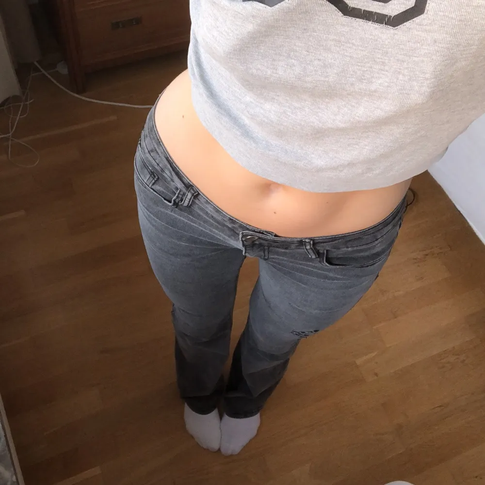 så fina bootcut jeans! de är använda fåtal gånger så de är i nyskick! jag är 174 och en s! färgen respresenteras bäst på bild 1 . Jeans & Byxor.