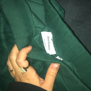 Juicy byxor 15-16,typ som en m  - Typ helt nya säljer för dem är lite för stora ,knappt användit i heller ,priset kan diskuteras ,dem är mörkgröna  