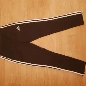 Säljer ett par svarta Adidas träningsbyxor i perfekt skick billigt.