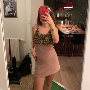 Gullig klänning  - Söt med unika detaljer. Sexig!! 