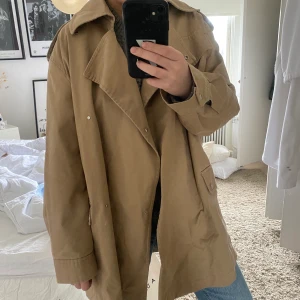Kort trenchcoat - Superfin kort trenchcoat köpt på atkivet men från mango ursprungligen💕i fint skick utan några tydliga defekter! Säljer då jag har en annan liknande🧡🧡perfekt höstjacka!