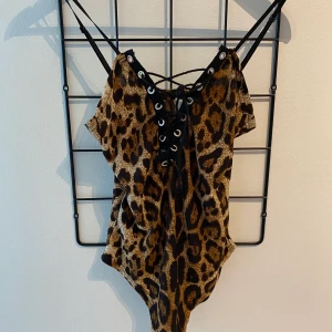 Leopardmönstrad body - Leopardmönstrad body med knytning vid brösten! Minns ej vart jag köpte den! Storlek S men passar även M