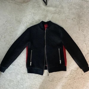 Antony Morato Höst Jacka Herr  - Plagget är ca 2 år gammalt, DOCK i nyskick. Använd 1 gång. Storleken är L men känns som M/L (stl. 50) 