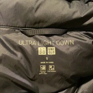Tunn Mörkblå Puffjacka - En tunn mörkblå puffjacka / vindjacka ifrån Uniqlo. Storlek S. 150kr + frakt (cirka 50kr)
