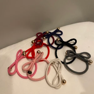 Hårsnoddar  - Hårsnoddar med rosetter köpta på NK. Köp alla för 200 eller välj själv hur många, 25kr/ st. Har bara dessa färger, så först till kvarn 🥰 köparen står för frakten, inga returer. Står inte för postens slarv. 