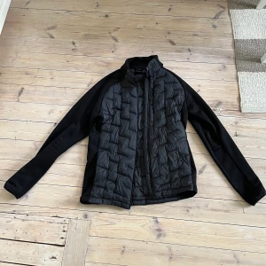 Everest cardigan - Snygg och stilren cardigan ifrån Everest. Riktigt varm och snygg nu till hösten. Cond är 8/10!