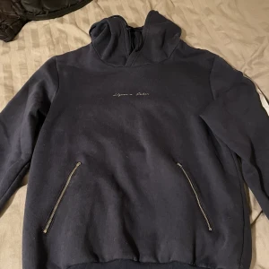 Hoodie - En mörkblå hoodie, bra skick. Använt fåtal gånger. Reflex på sidan av båda armarna. Mjuk och skön💕