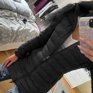 Parajumper  - Parajumper irene storlek S köpt förra året på johnells för 4499. I nyskick kan tänka mig att gå ner i pris vid snabb affär. 