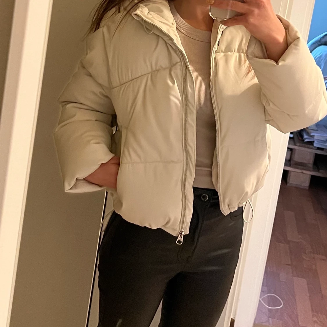 Vit Puffer jacka i läderimitation  - 90