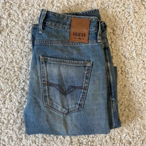 Guess jeans - Vintage jeans från guess, säljer för att de är för små för mig! De har en liten slitning i sömmen under knapparna. midjemått ca 76 cm🥰
