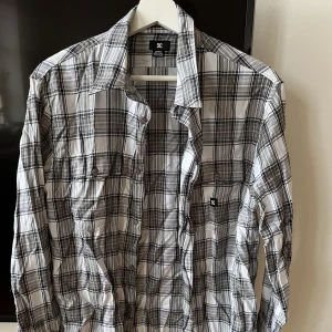 Rutig DC Skjorta Strl M - Vit/Svart rutig skjorta från DC, i princip aldrig använt bara legat o softat