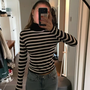 Randig topp från Zara - Älskar denna topp från zara, men får inte så mycket användning av den:(( Är i jättebra skick🙌🙌