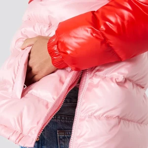 Samsoe samsoe dunjacka 💘 - Oanvänd i storlek s. Slutsåld överallt.  Den perfekta julklappen till någon annan eller sig själv ❤️💘  Nypris 3200kr Först till kvarn!   https://www.na-kd.com/sv/produkter/mirela-anorak-rod 