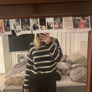 Randig stickad - säljer denna fina randiga stickade tröja från Even&Odd. Knappt använd!