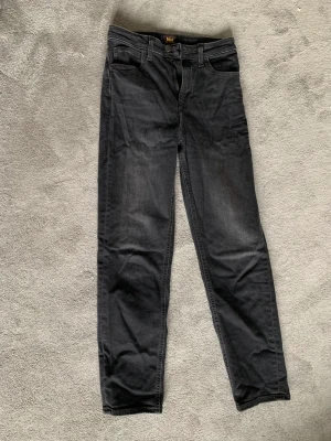 Lee jeans - Säljer min svarta jeans från Lee. Använda ett fåtal gånger och i ett mycket bra begagnat skick. Säljes då jag aldrig använder dem. 