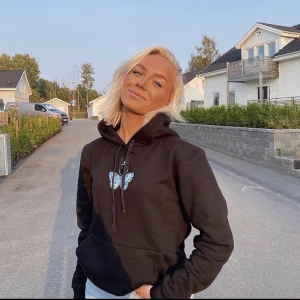 Hoodie - The cool elephant hoodie som är som ny. Super skön och bekväm😊Pris som ny är 500 kr