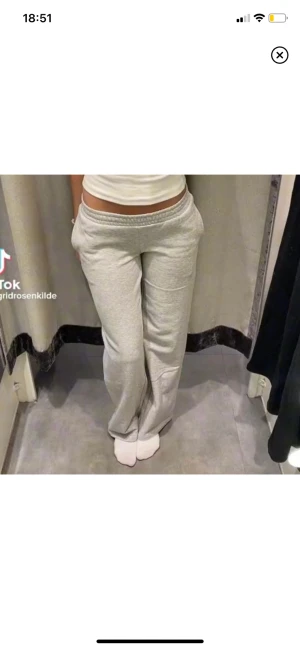 Lågmidjade mjukisbyxor  - FINNS KVAR💕De populära lågmidjade byxorna från bikbok! Storlek M