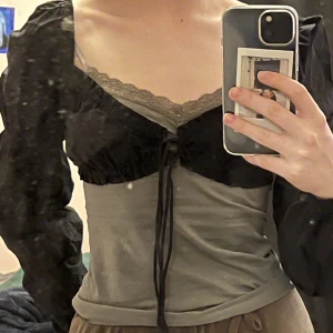 Tröja HM - OBS: Endast den svarta tröjan. Linnet som är under hör inte ihop med tröjan.  Snygg tröja från H&M, används inte då den visar lite för mycket för min smak 💕