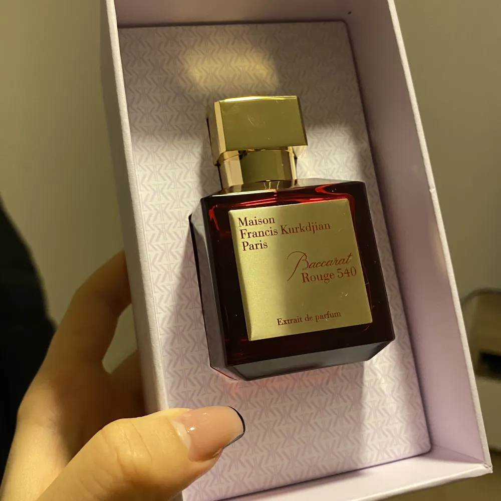 En maison Francis Kurkdjian parfym i 70 ml som jag har endast sprayat 2-3 gånger. Den är precis som ny och är i god skick, säljer den då jag har knappt använt den. För mer information och kvitto till parfymen skrivs privat<3 . Accessoarer.