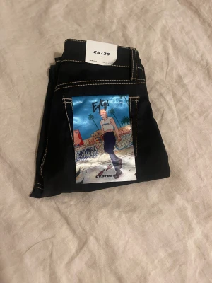 Etys - Säljer dessa super snygga splitternya midwaist etys jeansen  pågrund av att dom inte passar mig🤩nypris är 2000kr och jag säljer dom för 700kr