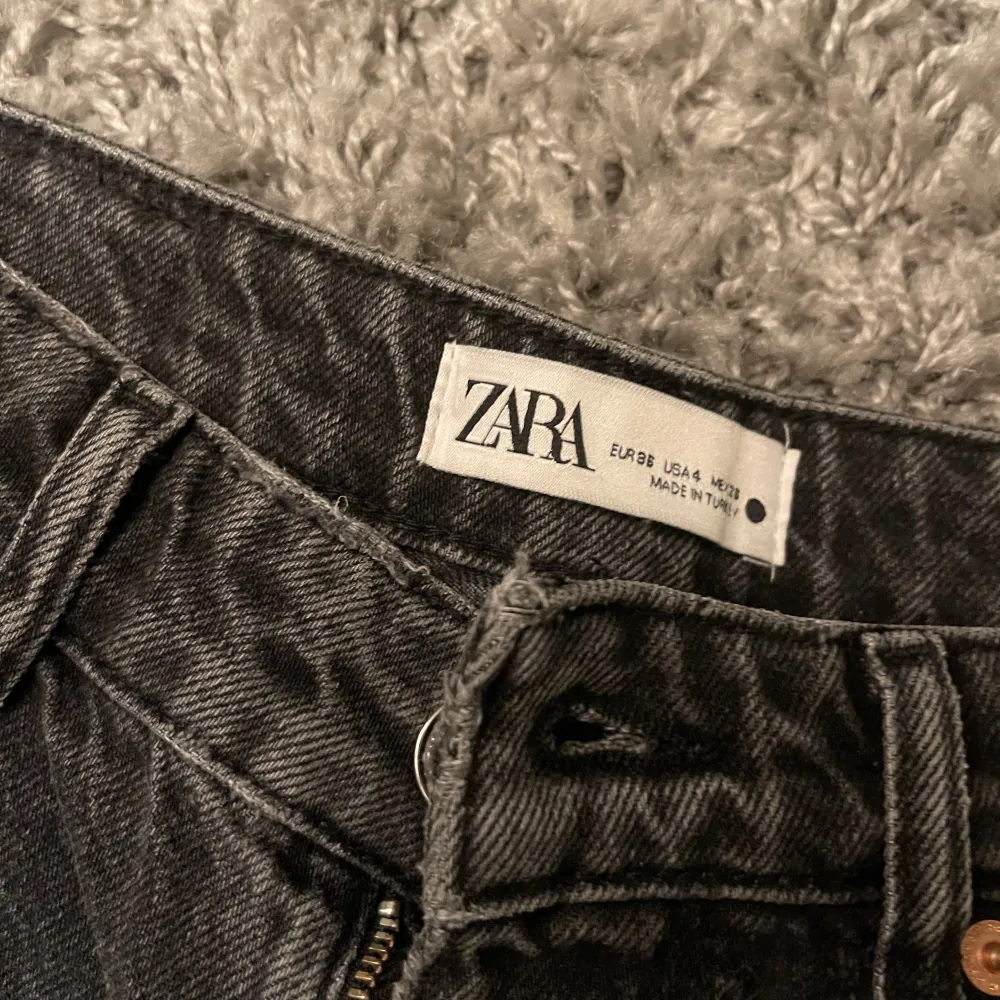 Mid-Rise jeans från Zara i mörkgrå De passar inte längre därav säljer jag Satt jätte fint förut och riktigt bekväma  Storlek 36 Nypris 400kr Använd ett fåtal gånger men är i nyskick . Jeans & Byxor.