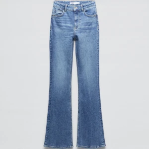 Zara flare jeans hög midja - Ursnygga jeans från Zara som inte kommer till användning:( Har använt en eller två gånger och inte en enda skråma!! Skriv för mer info/bilder 