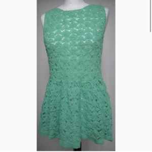 zara virkad tunika - märke: zara storlek: L men är mer som en M. nyskick. möts i stockholm eller fraktar :) över byst 41cm ,längd 73cm