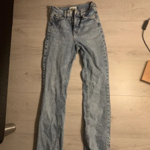 Utsvängda Jeans med slits  - Jätte fina , köpte men när ja fick hem dom var dom för små i midjan just:/ så hann inte använda 