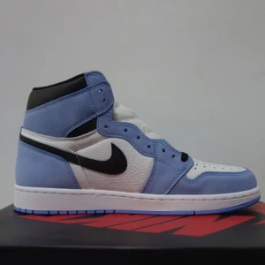 Jordan’s 1 Retro high white university - Ett fint par handplockade av oss på Kicker’s har ni fler frågor skriv gärna Alltid 10/10!🤩