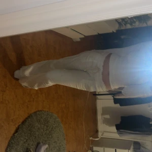 Linnebyxor  - Vita linnebyxor från märket Roxy Slutsålda i denna storlek typ konstant  Tyckte de var för låga för mig så har knappt använt Inga defekter skriv för fler bilder Nypris 600kr 