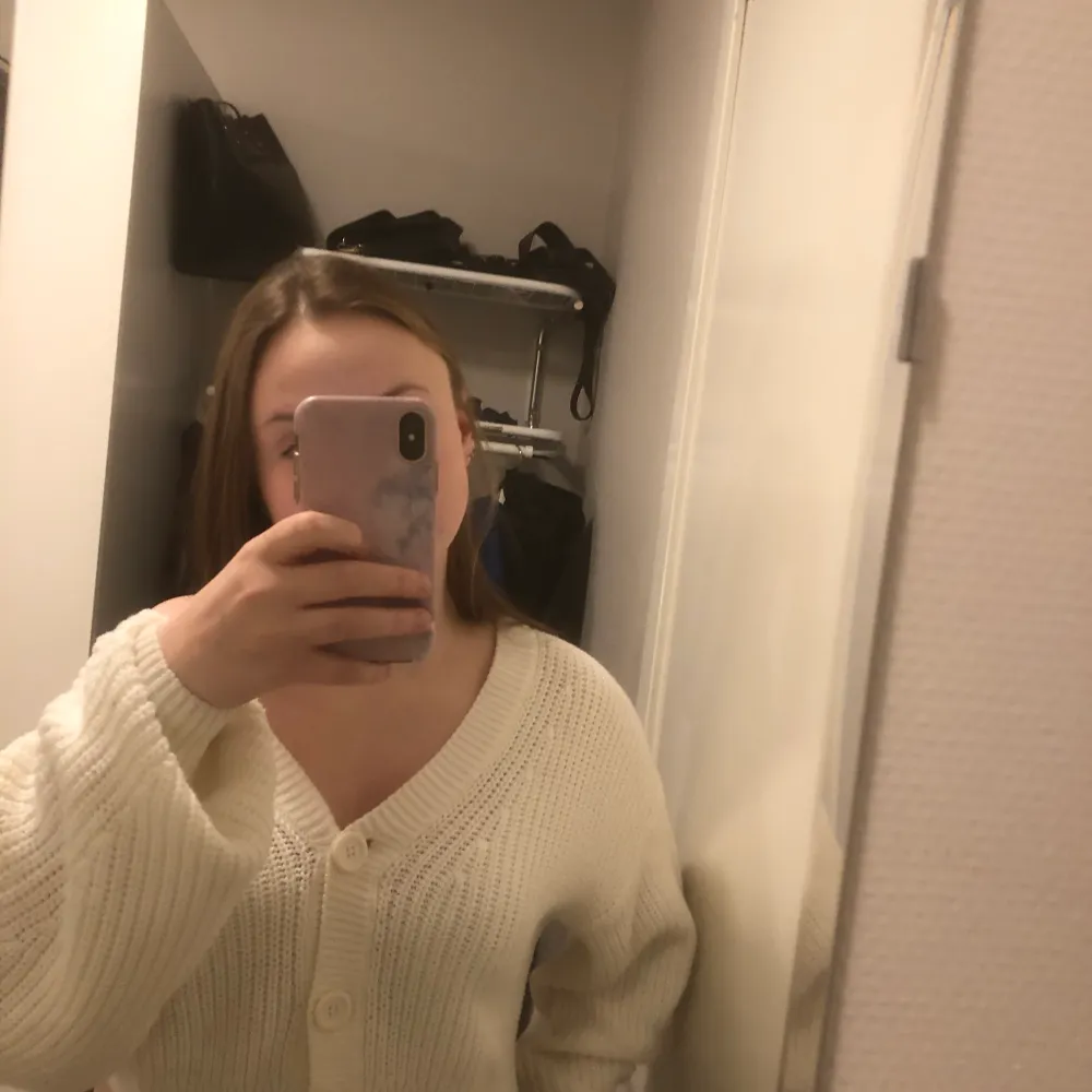 Säljer denna fina stickade tröjan/koftan från HM som är croppad. Storlek M och normal i storleken. Skönt material som inte sticks, säljes pga den inte kommer till användning🫶🏻. Mekot.