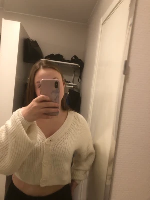 Croppad Stickad tröja/kofta - Säljer denna fina stickade tröjan/koftan från HM som är croppad. Storlek M och normal i storleken. Skönt material som inte sticks, säljes pga den inte kommer till användning🫶🏻