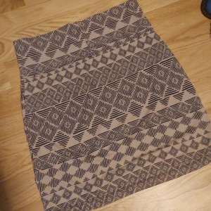 Kjol stl S - Fin mönstrig kjol från USA Charlotte russe. Väldigt töjbar och mjuk tyg