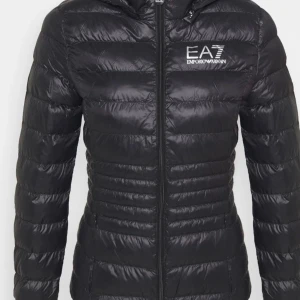 Ea7 emporio armani jacka dam - säljer den för köpte fel storlek,0 skador använd kanske en vecka,kom priv för fler bilder o vill att den säljs så snabbt som möjligt.Lägg bud i kommentarerna eller nör ja börjar bud läggningen.köparen behöver intr betala för frakten ja bjuder 💓nypris1899