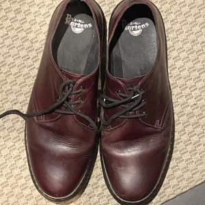 Dr Martens 46 - Röda Dr Martens inköpta förra året. Använda men i gott skick. Säljes då jag inte använder dem längre. Nypris 1900kr