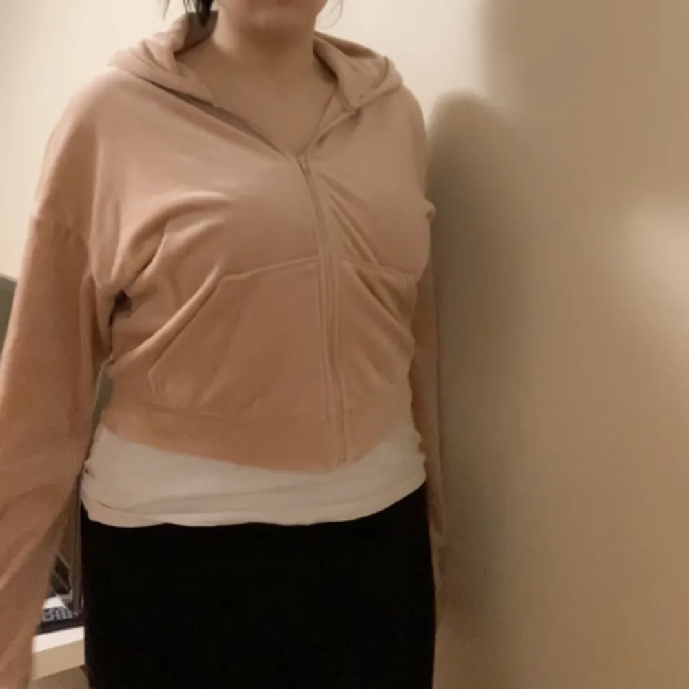 Lite croppad topp med en beige persiko färg. Sammetslen yta! Knappt använd. . Neuletakit & Villapaidat.