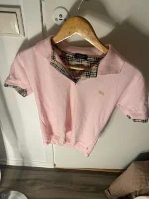 Burberry tshirt  - Säljer denna då den aldrig kommit till användning och tycker det är synd att den bara ska ligga i garderoben 