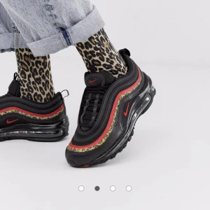 Nike Black And Leopard Print Air Max 97 trainers - Jag säljer mina knappt använda Nike Air Max 97 då de inte kommer till större användning.  Bilderna är tagna från Asos.   För originell bilder, hör av dig🥰🥰  OBS utgångspris 1200kr ✅