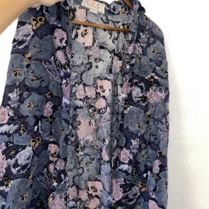 Retro skjorta  - Oversized skjorta i mjukt och skönt tyg. Skjortan är ganska lång och snygg att ha över en crop-top.    ✨Köparen står för frakten ✨