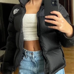 The North face jacka  - Säljer nu min super snygga slutsålda The north face jacka. Inköpt förra vintern men har inga defekter och är i ett väldigt bra skick. Super varm och skön och sitter super bra!!💘 (Köpt för 3700kr) via deras hemsida. Första bild lånad!!