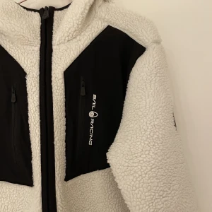 Sail racing ”Teddy” jacka - Sail racing ”Teddy” jacka i nyskick.  Storlek M herr