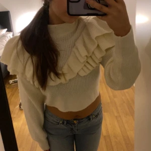 Söt mysig tröja  - Säljer en super söt Gina stickad tröja, jag säljer den för att jag tyvär inte fått någon andvöndning av den. Tröjan är i nyskick och inga difekter. Perfekt tröja nu till vintren 🥰köp för 99, eller om det är många intresserade så kan man köpa den för 150 ❤️