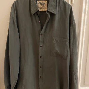 Vintage shirt  - Vintage button up shirt in size XL fits L aswell (a little oversize). Message for more pics!!