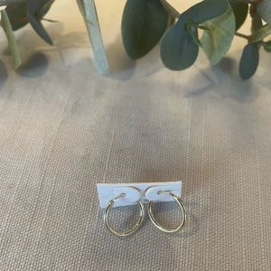 Örhängen  - Örhängen som ringar för 10kr+13kr frakt 