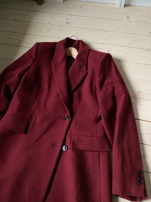 Mango kavaj - Vinröd kavaj från Mango, oanvänd, storlek medium, nypris 1000kr säljpris 600kr