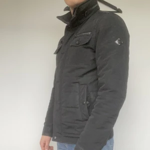 Jacka från J.Lindberg - Jacka från J.Lindberg i bra skick.  Fungerar utmärkt som vår/höst/vinterjacka. I storlek M