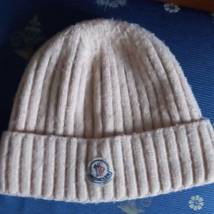 Moncler mössa - Säljer moncler mössan då jag fått en ny mössa och  har ej användning för denna längre, mössan är i bra skick, lägger ut för 700 men pris går att diskutera!:) tryck INTE  på köp direkt! Betalning sker visa Swish:)