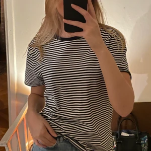 Randig tshirt - Fin randig tshirt som knappt är använd. Ni betalar frakten!