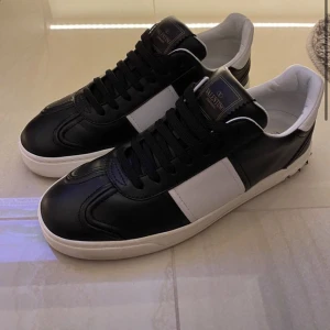 Valentino Flycrew Leather - Modell: Valentino Flycrew Färg: Svart Material: Läder Skick: 8/10 Sällsynta då de inte säljs längre. 