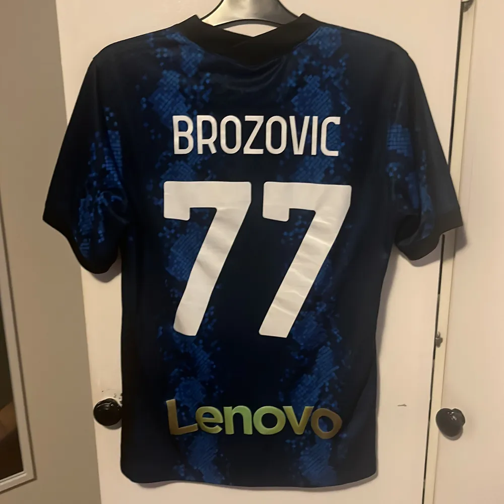 Brozovic tröja i ganska bra skick förutom den missfärgade texten under 77.. T-shirts.